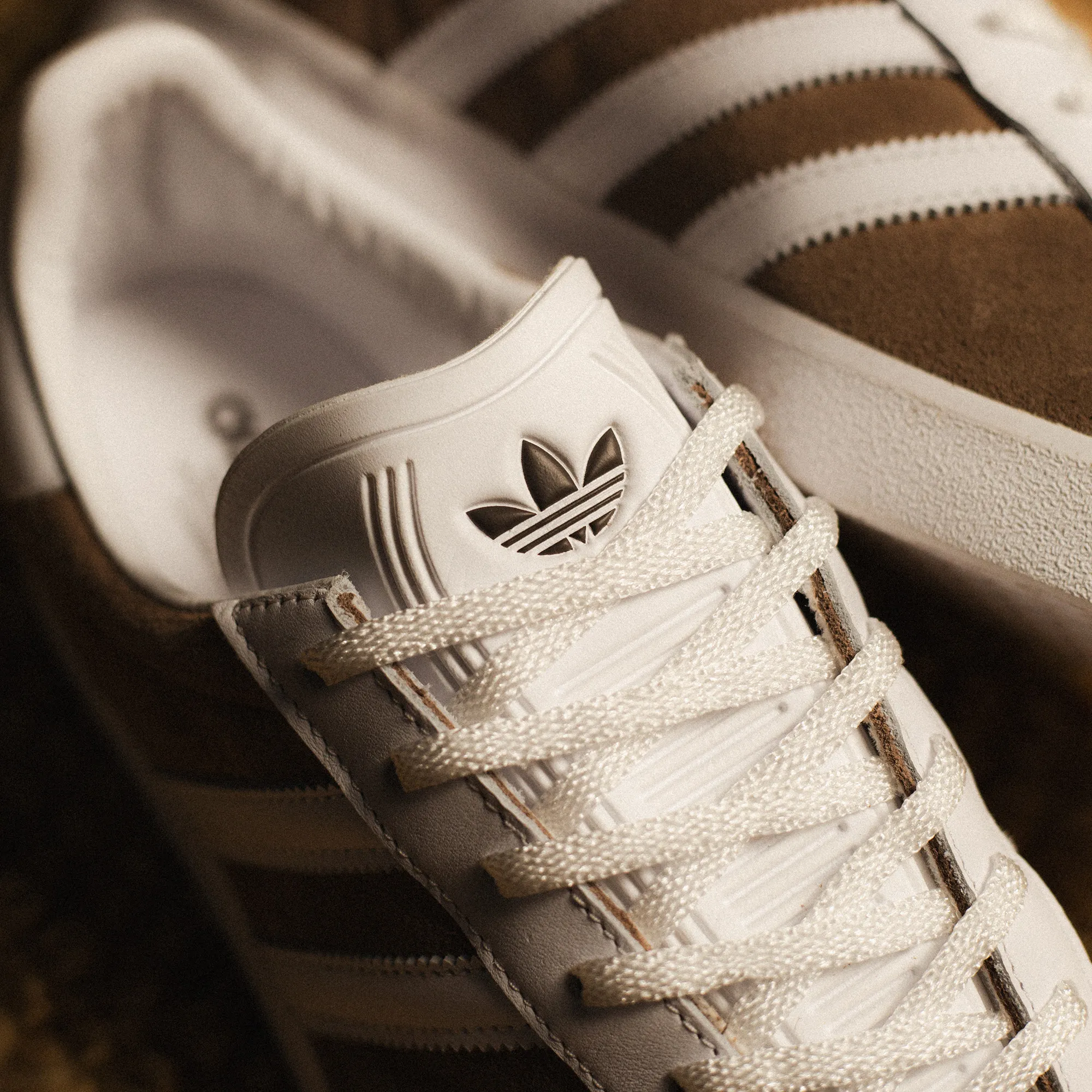 adidas - Gazelle 85 (earth strata / cloud white / gold metallic)