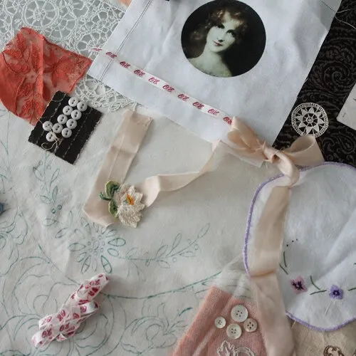 Pack art textiles de pièces anciennes : dentelle, boutons, tissus, monogramme, broderie,... 3847