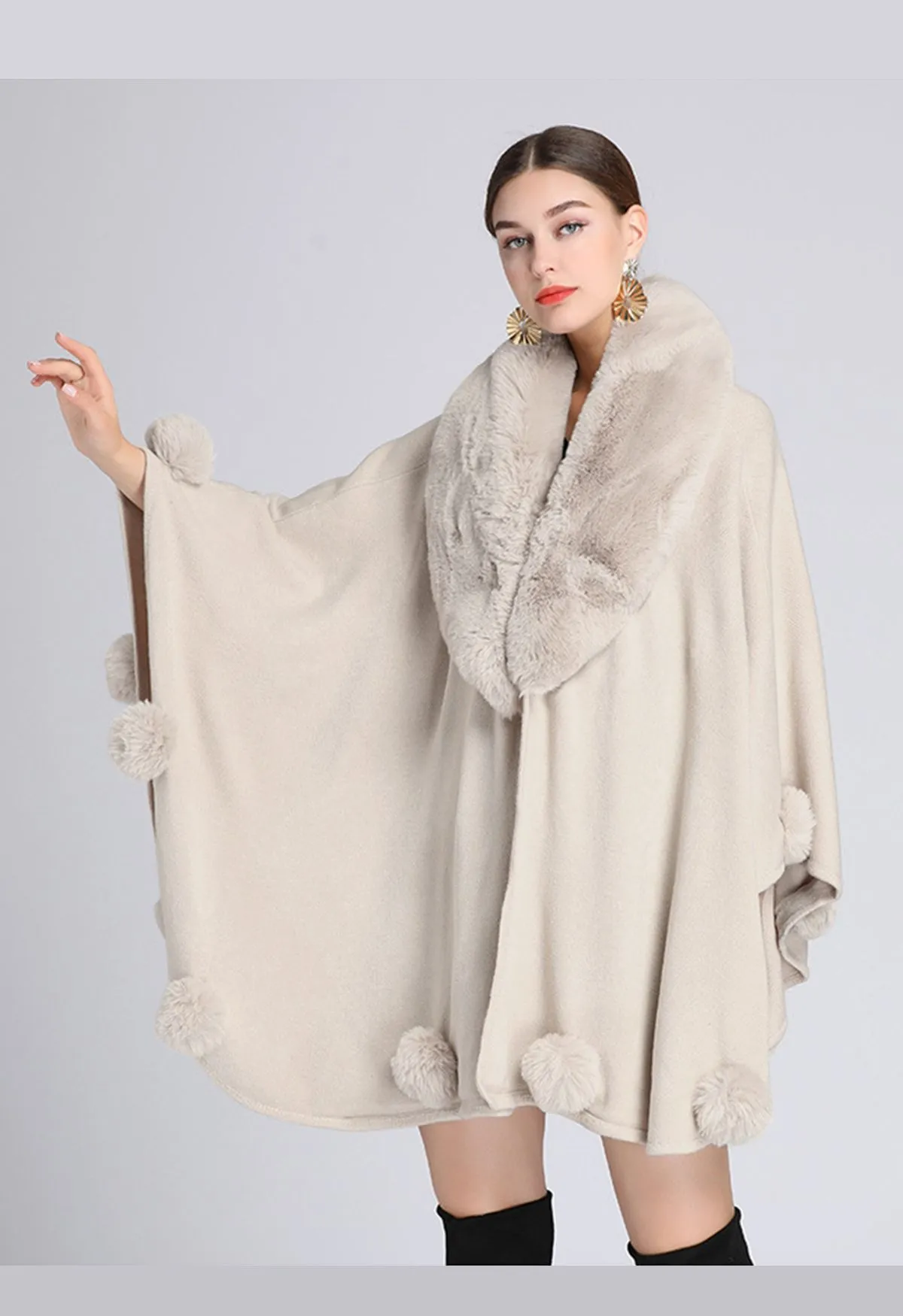 Poncho à col en fausse fourrure et bordure à pompons en fauve clair