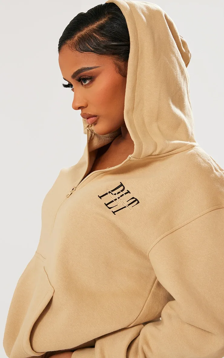 PRETTYLITTLETHING Shape Hoodie avoine brodé à zip